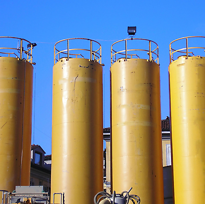 포토 JPG 해외이미지 산업 하늘 통 사람없음 물 파란색 노란색 금속 컨테이너 탱크 해외202004 해외포토 자연요소 컬러 재질 파일형식 이미지허브