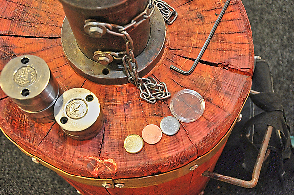 포토 JPG 해외이미지 1 손 컨셉 돈 비즈니스 성공 휴가 사람없음 금융 빛 쌓기 여행객 금속 동전 유로 절약 시장 황금 구매 은색 민트 심볼 무역 만들기 매각 수입 비용 해외202004 해외포토 산업 컬러 모션 재질 사람 신체부위 경제 쇼핑 재산 허브 파일형식 이미지허브