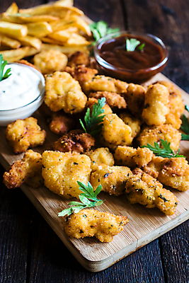 포토 JPG 해외이미지 접시 음식 다이어트 감자 패스트푸드 파슬리 육류 요리 사람없음 노란색 우주 식당 저녁식사 치킨 공백 튀김 감자튀김 신선 황금 맛 정크푸드 메뉴 마요네즈 점심식사 부스러기 빵가루 인기 해외202004 해외포토 식기 컬러 컨셉 채소 식재료 건강 상점 식사 소스_음식 인스턴트 닭고기요리 파일형식 이미지허브