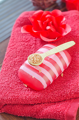 포토 JPG 해외이미지 꽃 사람없음 빨간색 수건 숟가락 스파 아로마 스파용품 비누 아로마테라피 해외202004 해외포토 식물 컬러 수저 위생용품 오브젝트 테라피 파일형식 이미지허브