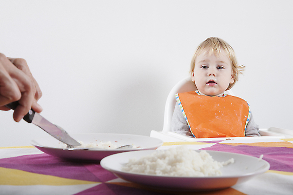 포토 JPG 해외이미지 백인 손 응시 얼굴 어린이 음식 의자 오렌지 밥 엄마 실내 한명 사람 앉기 소년 금발 식사 놀람 성장 흰색 아기 먹기 기아 배고픔 점심식사 걸음마 수유 카피스페이스 해외202004 해외포토 서양인 1 헤어스타일 시선 남자 감정 컬러 가구 과일 가족 모션 표정 내부 신체부위 공백 사회이슈 파일형식 이미지허브