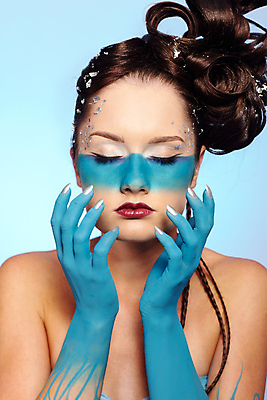 포토 JPG 해외이미지 백인 여자 컨셉 실내 한명 손짓 상반신 성인 앞모습 눈감음 파란배경 큐빅 페이스페인팅 성인여자한명만 해외202004 해외포토 서양인 1 뷰포인트 백그라운드 모션 사람 내부 파란색 광석 여자한명만 성인여자만 파일형식 이미지허브