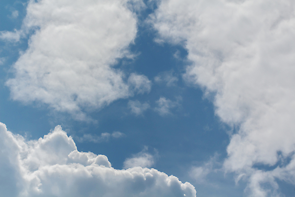 포토 JPG 해외이미지 구름 계절 하늘색 하늘 바람 날씨 풍경 사람없음 야외 가로 여름 빛 햇빛 태양 평화 우주 환경 맑음 봄 자유 분위기 수분 낙하산 장면 천국 솜털 흐림 오존 해외202004 해외포토 자연요소 컨셉 파란색 파일형식 이미지허브