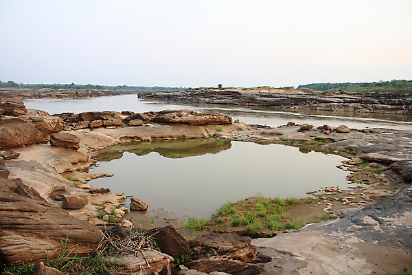포토 JPG 해외이미지 구름 모래 섬 태국 하늘 산 그림자 풍경 사람없음 물 파란색 강 태양 가을 바위 언덕 내추럴 해외202004 해외포토 자연요소 계절 아시아 컬러 돌_바위 파일형식 이미지허브