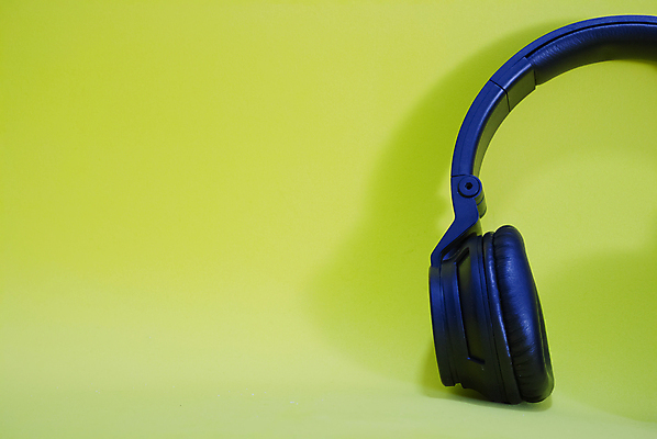 포토 JPG 해외이미지 벽 백그라운드 사람없음 검은색 헤드폰 해외202004 해외포토 컬러 음향기기 파일형식 이미지허브