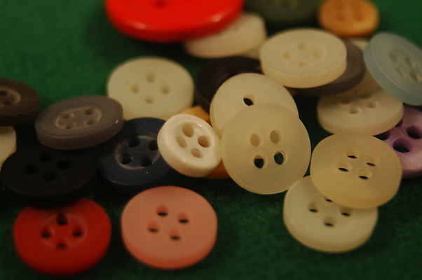 포토 JPG 해외이미지 셔츠 버튼 사람없음 빨간색 컴퓨터 반사 흰색 원형 바느질 해외202004 해외포토 도형 컬러 상의 전자제품 파일형식 이미지허브