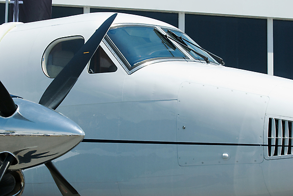 포토 JPG 해외이미지 비즈니스 창문 비행기 사람없음 흰색 공항 프로펠러 상업 엔진 해외202004 해외포토 컬러 항공교통 교통시설 대중교통 파일형식 이미지허브