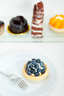 포토 JPG 해외이미지 디저트 실내 사람없음 아웃포커스 흰배경 블루베리 과일타르트 타르트 해외202004 해외포토 음식 빵 백그라운드 과일 촬영기법 내부 흰색 파이_빵 파일형식 이미지허브