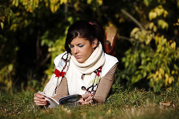 포토 JPG 해외이미지 나무 공원 여자 잎 자연 휴식 한명 사람 야외 책 청춘 기쁨 아내 읽기 리뷰 해외202004 해외포토 식물 1 공공시설 감정 컨셉 모션 생태계 파일형식 이미지허브