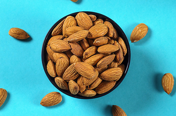 포토 JPG 해외이미지 그릇 백그라운드 다이어트 건조 사람없음 파란색 아몬드 해외202004 해외포토 식기 컬러 건강 견과류 파일형식 이미지허브