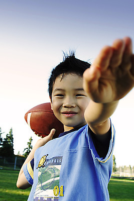 포토 JPG 해외이미지 공원 행복 얼굴 어린이 남학생 스포츠 포즈 밭 공 놀이 건강 한명 웃음 소년 야외 달리기 운동 축구 표현 던지기 흥분 내추럴 걸음마 쿼터백 해외202004 해외포토 1 학생 공공시설 남자 감정 농업 모션 표정 사람 신체부위 구기 파일형식 이미지허브
