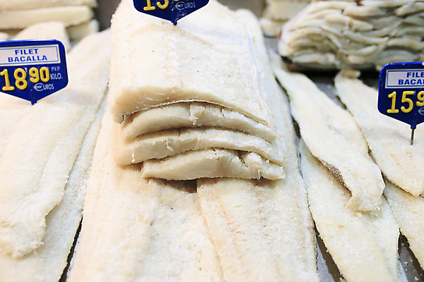 포토 JPG 해외이미지 전통 접시 음식 조각 백그라운드 다이어트 재료 포장 자연 뼈 건조 건강 어류 스테이크 요리 사람없음 냉동 검은색 식사 저녁식사 흰색 신선 지중해 포르투갈 해산물 오브젝트 날것 소금 빙산 점심식사 고립 생식 절임 해외202004 해외포토 식기 유럽 바다 컬러 서양음식 수중동물 생태계 파일형식 이미지허브