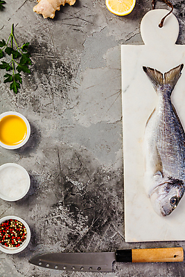 포토 JPG 해외이미지 회색배경 사람없음 칼 향신료 날것 도미 생강 통후추 카피스페이스 해외202004 해외포토 백그라운드 채소 어류 공백 회색 후추 향미료 파일형식 이미지허브