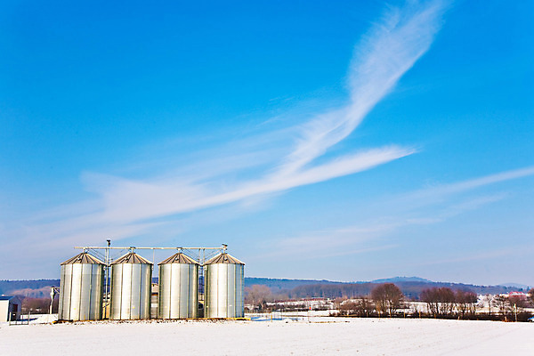 포토 JPG 해외이미지 음식 겨울 밭 농업 자연 하늘 주택 파노라마 옥수수 풍경 사람없음 파란색 빛 태양 농장 냉동 추위 흰색 플랫 은색 사일로 식민지 수평선 해외202004 해외포토 자연요소 계절 산업 컬러 곡류 촬영기법 건물 생태계 파일형식 이미지허브