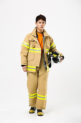 포토 JPG 스튜디오촬영 전신 남자 유니폼 실내 한명 서기 20대 성인 앞모습 한국인 소방관 방화복 소방관모자 성인남자한명만 국내포토 모자_잡화 1 옷 뷰포인트 모션 사람 동양인 청년 내부 구조원 소방 남자한명만 성인남자만 파일형식
