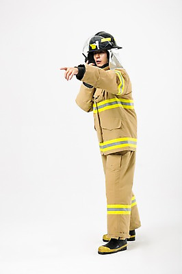 포토 JPG 스튜디오촬영 전신 남자 유니폼 실내 한명 서기 들기 20대 성인 앞모습 한국인 가리킴 지시 소방관 무전기 방화복 소방관모자 성인남자한명만 국내포토 모자_잡화 1 옷 뷰포인트 모션 무선통신 사람 동양인 손짓 청년 내부 구조원 소방 남자한명만 성인남자만 파일형식
