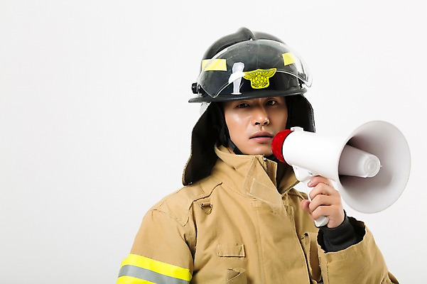 포토 JPG 스튜디오촬영 남자 유니폼 실내 한명 들기 상반신 20대 성인 앞모습 확성기 한국인 소방관 방화복 성인남자한명만 국내포토 1 옷 뷰포인트 모션 사람 동양인 청년 내부 구조원 소방 남자한명만 성인남자만 파일형식