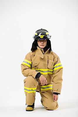 포토 JPG 스튜디오촬영 전신 남자 유니폼 실내 한명 앉기 20대 성인 앞모습 한국인 소방관 방화복 성인남자한명만 국내포토 1 옷 뷰포인트 모션 사람 동양인 청년 내부 구조원 소방 남자한명만 성인남자만 파일형식