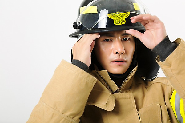 포토 JPG 스튜디오촬영 남자 유니폼 실내 한명 서기 상반신 20대 성인 앞모습 한국인 소방관 방화복 성인남자한명만 국내포토 1 옷 뷰포인트 모션 사람 동양인 청년 내부 구조원 소방 남자한명만 성인남자만 파일형식