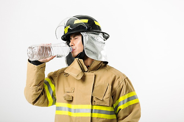 포토 JPG 스튜디오촬영 남자 유니폼 실내 한명 서기 상반신 20대 성인 앞모습 물 한국인 소방관 물마시기 방화복 성인남자한명만 국내포토 자연요소 1 옷 뷰포인트 모션 사람 동양인 청년 내부 마시기 구조원 소방 남자한명만 성인남자만 파일형식