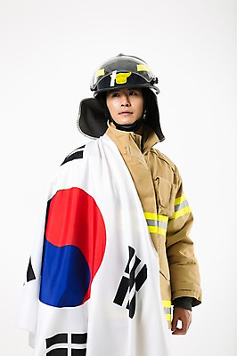 포토 JPG 스튜디오촬영 남자 유니폼 실내 한명 서기 상반신 20대 성인 앞모습 한국인 태극기 소방관 애국심 방화복 성인남자한명만 국내포토 1 옷 뷰포인트 모션 사람 동양인 청년 내부 국기 구조원 소방 남자한명만 성인남자만 파일형식