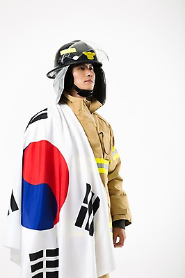 포토 JPG 스튜디오촬영 남자 유니폼 실내 한명 서기 상반신 20대 성인 앞모습 한국인 태극기 소방관 애국심 방화복 성인남자한명만 국내포토 1 옷 뷰포인트 모션 사람 동양인 청년 내부 국기 구조원 소방 남자한명만 성인남자만 파일형식