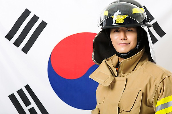 포토 JPG 스튜디오촬영 남자 유니폼 실내 한명 미소 상반신 20대 성인 앞모습 한국인 태극기 소방관 애국심 방화복 성인남자한명만 국내포토 1 옷 뷰포인트 표정 사람 동양인 청년 내부 국기 구조원 소방 남자한명만 성인남자만 파일형식