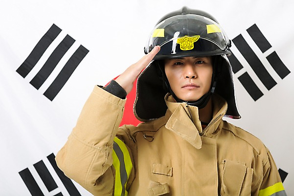 포토 JPG 스튜디오촬영 남자 유니폼 실내 한명 서기 상반신 20대 성인 앞모습 한국인 태극기 소방관 경례 애국심 방화복 성인남자한명만 국내포토 1 옷 뷰포인트 모션 사람 동양인 청년 내부 인사 국기 구조원 소방 남자한명만 성인남자만 파일형식