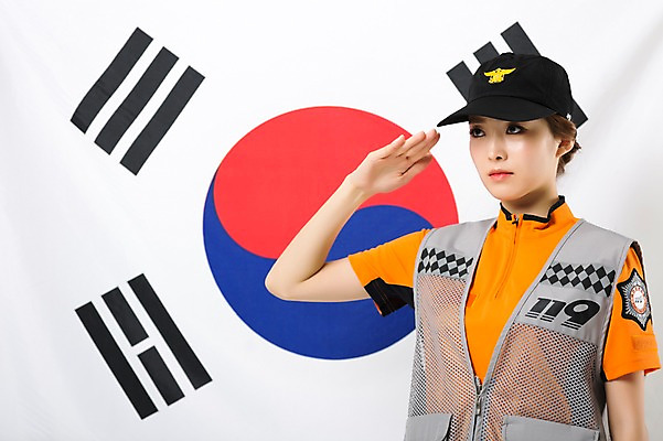 포토 JPG 스튜디오촬영 여자 유니폼 실내 한명 서기 상반신 20대 성인 앞모습 한국인 태극기 소방관 경례 애국심 성인여자한명만 국내포토 1 옷 뷰포인트 모션 사람 동양인 청년 내부 인사 국기 구조원 소방 여자한명만 성인여자만 파일형식