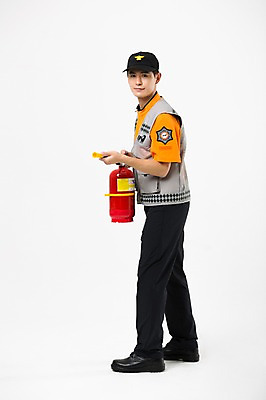 포토 JPG 스튜디오촬영 전신 남자 유니폼 실내 한명 서기 들기 20대 성인 옆모습 한국인 소방관 소화기 화재진압 성인남자한명만 국내포토 1 옷 뷰포인트 모션 사람 동양인 청년 내부 안전장비 구조원 소방 화재 진압 남자한명만 성인남자만 파일형식