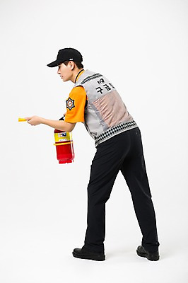 포토 JPG 스튜디오촬영 전신 남자 유니폼 실내 한명 서기 들기 20대 성인 옆모습 한국인 소방관 소화기 화재진압 성인남자한명만 국내포토 1 옷 뷰포인트 모션 사람 동양인 청년 내부 안전장비 구조원 소방 화재 진압 남자한명만 성인남자만 파일형식