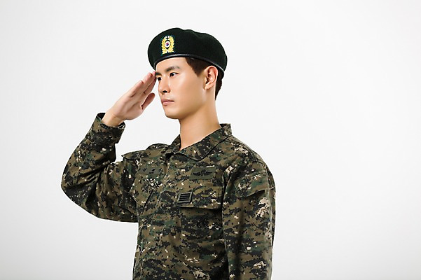포토 JPG 스튜디오촬영 응시 남자 실내 한명 서기 상반신 20대 성인 옆모습 군인 한국인 군복 경례 성인남자한명만 국내포토 직업 1 시선 뷰포인트 유니폼 모션 사람 동양인 청년 내부 인사 국군 남자한명만 성인남자만 파일형식