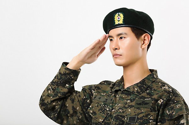 포토 JPG 스튜디오촬영 응시 남자 실내 한명 서기 상반신 20대 성인 옆모습 군인 한국인 군복 경례 성인남자한명만 국내포토 직업 1 시선 뷰포인트 유니폼 모션 사람 동양인 청년 내부 인사 국군 남자한명만 성인남자만 파일형식