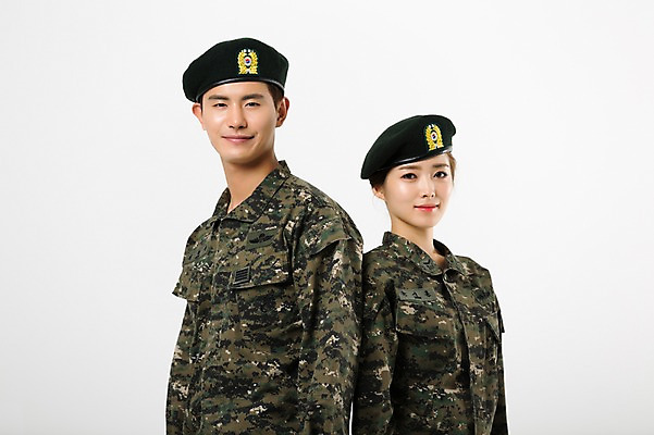 포토 JPG 스튜디오촬영 여자 남자 실내 서기 미소 상반신 20대 성인 두명 옆모습 군인 한국인 등맞대기 군복 여군 성인만 국내포토 직업 뷰포인트 유니폼 모션 표정 사람 동양인 청년 내부 국군 파일형식