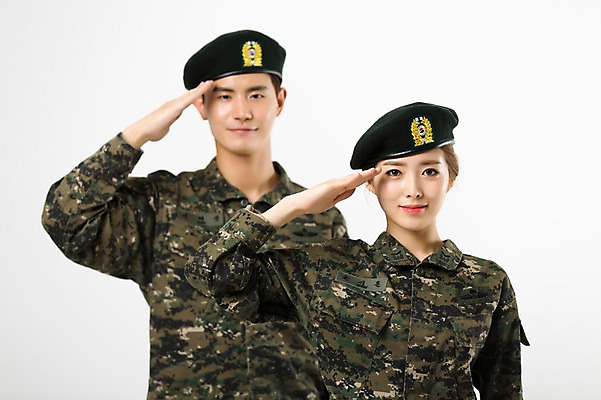 포토 JPG 스튜디오촬영 여자 남자 실내 서기 미소 상반신 20대 성인 두명 앞모습 군인 한국인 군복 경례 여군 성인만 국내포토 직업 뷰포인트 유니폼 모션 표정 사람 동양인 청년 내부 인사 국군 파일형식