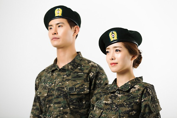 포토 JPG 스튜디오촬영 응시 여자 남자 실내 서기 상반신 20대 성인 두명 앞모습 군인 한국인 군복 여군 성인만 국내포토 직업 시선 뷰포인트 유니폼 모션 사람 동양인 청년 내부 국군 파일형식