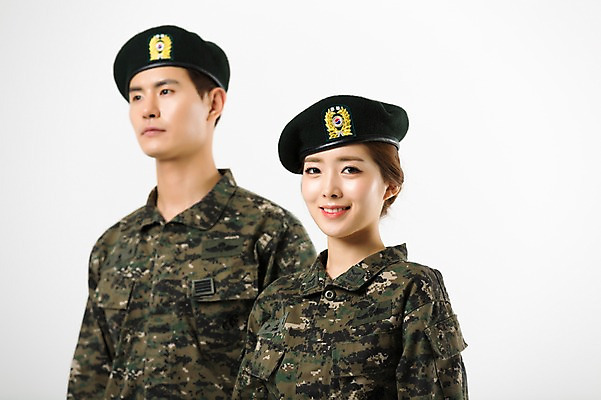 포토 JPG 스튜디오촬영 응시 여자 남자 실내 서기 미소 상반신 20대 성인 두명 앞모습 군인 한국인 군복 여군 성인만 국내포토 직업 시선 뷰포인트 유니폼 모션 표정 사람 동양인 청년 내부 국군 파일형식