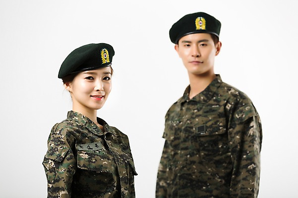 포토 JPG 스튜디오촬영 여자 남자 실내 서기 미소 상반신 20대 성인 두명 옆모습 군인 한국인 군복 여군 성인만 국내포토 직업 뷰포인트 유니폼 모션 표정 사람 동양인 청년 내부 국군 파일형식