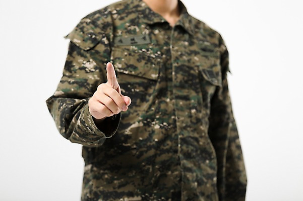 포토 JPG 스튜디오촬영 남자 실내 한명 서기 상반신 20대 성인 앞모습 터치 한국인 군복 성인남자한명만 국내포토 1 뷰포인트 유니폼 모션 사람 동양인 청년 내부 남자한명만 성인남자만 파일형식