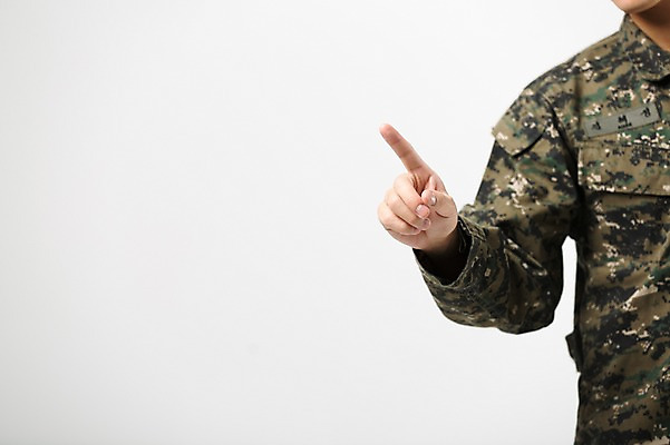 포토 JPG 스튜디오촬영 손 남자 실내 한명 서기 20대 성인 앞모습 신체부위 터치 한국인 군복 성인남자한명만 국내포토 1 뷰포인트 유니폼 모션 사람 동양인 청년 내부 남자한명만 성인남자만 파일형식