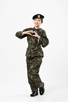 포토 JPG 스튜디오촬영 전신 여자 실내 한명 서기 미소 20대 성인 앞모습 귀여움 한국인 군복 손하트 여군 성인여자한명만 국내포토 1 뷰포인트 컨셉 유니폼 모션 표정 사람 동양인 손짓 청년 내부 군인 여자한명만 성인여자만 파일형식