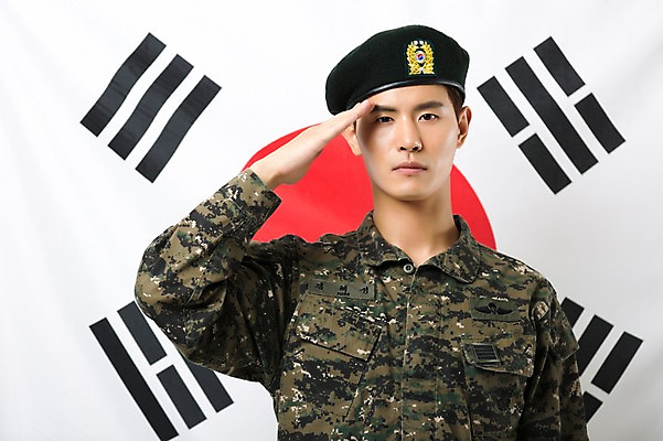 포토 JPG 스튜디오촬영 남자 실내 한명 서기 상반신 20대 성인 앞모습 군인 한국인 태극기 군복 경례 애국심 성인남자한명만 국내포토 직업 1 뷰포인트 유니폼 모션 사람 동양인 청년 내부 인사 국기 국군 남자한명만 성인남자만 파일형식