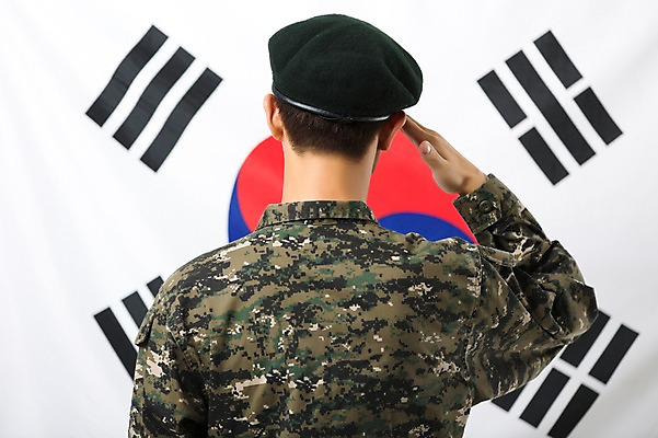 포토 JPG 스튜디오촬영 남자 실내 한명 서기 상반신 20대 성인 뒷모습 군인 한국인 태극기 군복 경례 애국심 성인남자한명만 국내포토 직업 1 뷰포인트 유니폼 모션 사람 동양인 청년 내부 인사 국기 국군 남자한명만 성인남자만 파일형식