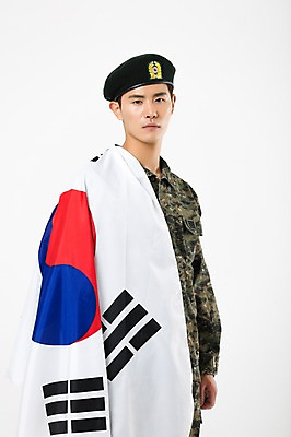 포토 JPG 스튜디오촬영 남자 실내 한명 서기 상반신 20대 성인 옆모습 군인 한국인 태극기 군복 애국심 성인남자한명만 국내포토 직업 1 뷰포인트 유니폼 모션 사람 동양인 청년 내부 국기 국군 남자한명만 성인남자만 파일형식