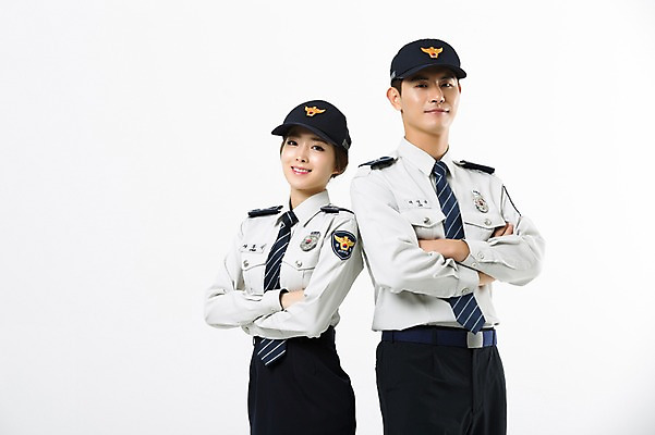 포토 JPG 스튜디오촬영 여자 남자 실내 서기 상반신 20대 성인 두명 앞모습 팔짱 한국인 경찰 경찰복 여경 성인만 국내포토 직업 뷰포인트 유니폼 모션 사람 동양인 청년 내부 파일형식