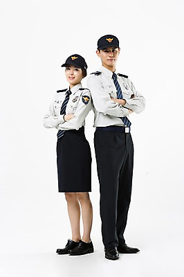 포토 JPG 스튜디오촬영 전신 여자 남자 실내 서기 20대 성인 두명 앞모습 팔짱 한국인 등맞대기 경찰 경찰복 여경 성인만 국내포토 직업 뷰포인트 유니폼 모션 사람 동양인 청년 내부 파일형식