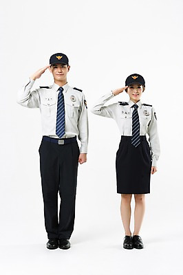 포토 JPG 스튜디오촬영 전신 여자 남자 실내 서기 20대 성인 두명 앞모습 한국인 경찰 경찰복 경례 여경 성인만 국내포토 직업 뷰포인트 유니폼 모션 사람 동양인 청년 내부 인사 파일형식