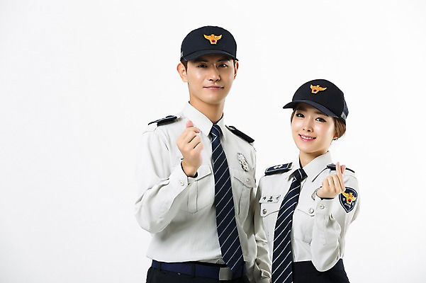 포토 JPG 스튜디오촬영 여자 남자 실내 서기 미소 상반신 20대 성인 두명 앞모습 한국인 경찰 경찰복 여경 손하트 성인만 국내포토 직업 뷰포인트 유니폼 모션 표정 사람 동양인 손짓 청년 내부 파일형식