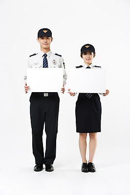 포토 JPG 스튜디오촬영 전신 배너 여자 남자 사각프레임 광고판 알림판 실내 서기 들기 20대 성인 두명 앞모습 한국인 경찰 경찰복 여경 성인만 국내포토 직업 뷰포인트 유니폼 모션 프레임 사람 동양인 청년 내부 사각형 판 파일형식