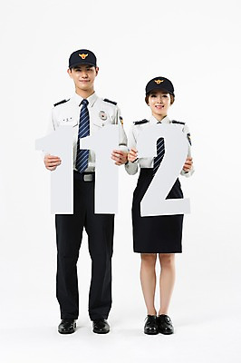 포토 JPG 스튜디오촬영 전신 여자 남자 실내 서기 들기 20대 성인 두명 앞모습 한국인 경찰 경찰복 여경 112 성인만 국내포토 직업 뷰포인트 유니폼 모션 사람 동양인 청년 내부 전화번호 파일형식